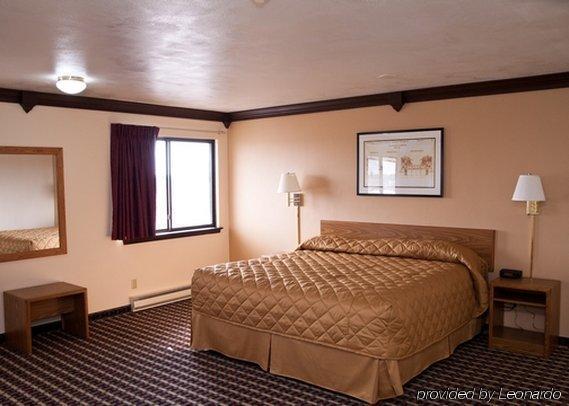 Econo Lodge Madison East Room photo