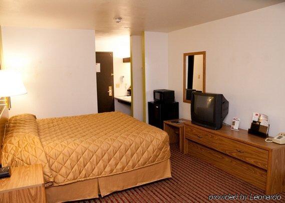 Econo Lodge Madison East Room photo