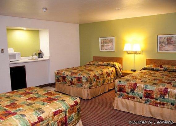 Econo Lodge Madison East Room photo