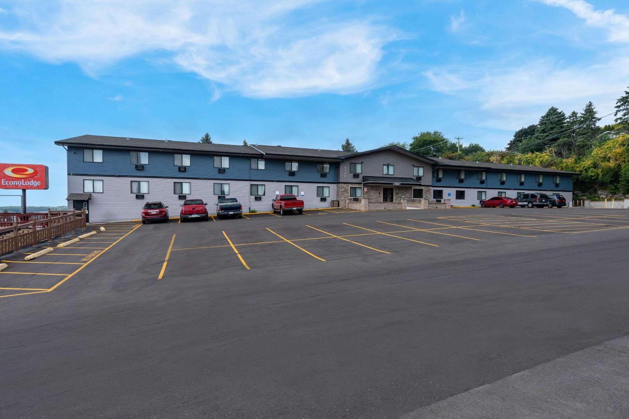 Econo Lodge Madison East Exterior photo